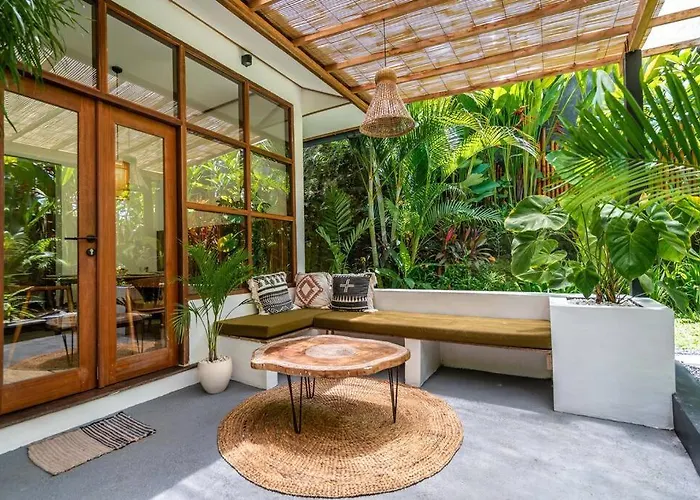 Rumah Mahira - Charming 1br With Living And Full Kitchen, Nestled In Quiet Jungle *