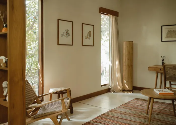 Rumah Mahira - Charming 1br With Living And Full Kitchen, Nestled In Quiet Jungle *